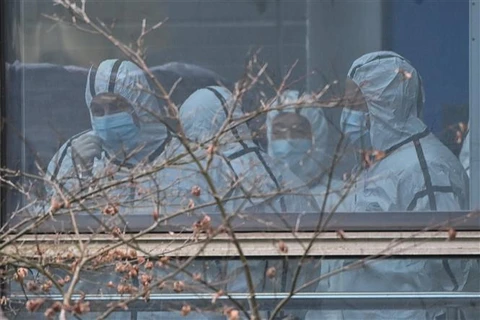 Nhóm chuyên gia của Tổ chức Y tế Thế giới trong chuyến thăm và làm việc tại Trung tâm Kiểm soát và ngăn ngừa dịch bệnh tỉnh Hồ Bắc (Trung Quốc), ngày 2/2/2021. (Ảnh: AFP/TTXVN)