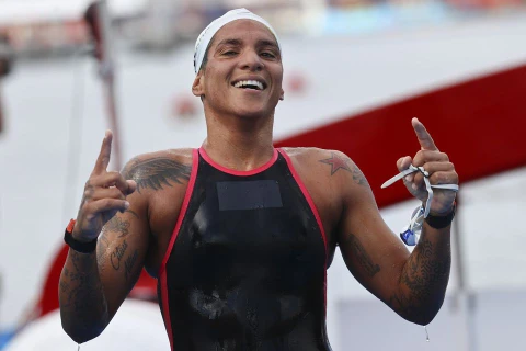 Ana Marcela Cunha ăn mừng chiến thắng ở nội dung bơi marathon 10km nữ tại Olympic Tokyo 2020, ngày 4/8/2021. (Nguồn: reuters.com)