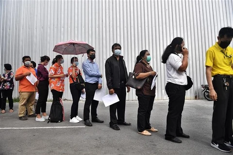 Người dân xếp hàng chờ lấy mẫu xét nghiệm COVID-19 tại Bangkok (Thái Lan), ngày 8/4/2021. (Ảnh: AFP/TTXVN)
