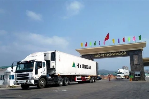 Phương vận chuyển hàng hóa xuất nhập khẩu ở Móng Cái. (Ảnh: TTXVN/TTXVN)