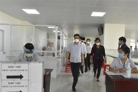Phó Thủ tướng Vũ Đức Đam kiểm tra công tác tiêm chủng tại Bệnh viện Đa khoa tỉnh Bình Phước (xã Tiến Thành, thị xã Đồng Xoài), sáng 5/8/2021. (Ảnh: Diệp Trương/TTXVN)