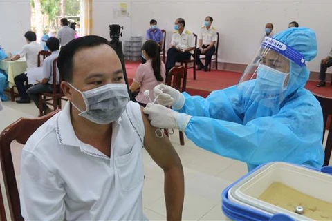 Tiêm vaccine ngừa COVID-19 cho người dân ở tỉnh Trà Vinh. (Ảnh: Thanh Hòa /TTXVN)