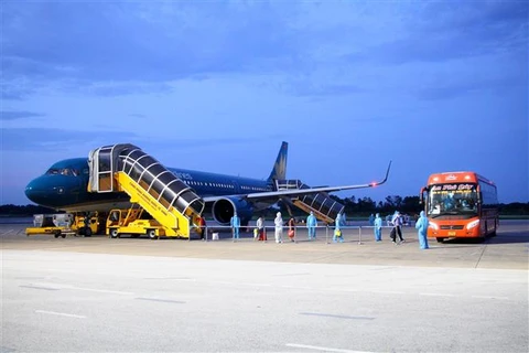 Các hành khách người Nghệ An về từ Thành phố Hồ Chí Minh được khẩn trương đưa về nơi cách ly, sau khi máy bay hạ cánh xuống sân bay quốc tế Vinh chiều 3/8/2021. (Ảnh: Văn Tý/TTXVN)