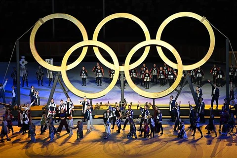 Các nghệ sỹ biểu diễn tại lễ khai mạc Olympic Tokyo 2020 trên sân vận động Olympic ở thủ đô Tokyo (Nhật Bản), ngày 23/7/2021. (Ảnh: AFP/TTXVN)