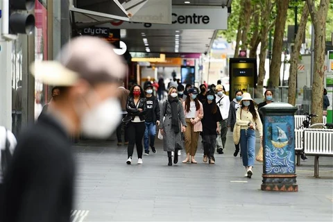 Người dân đeo khẩu trang phòng lây nhiễm COVID-19 tại Melbourne, Victoria (Australia), ngày 19/10/2020. (Ảnh: THX/TTXVN)