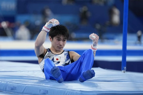 Vận động viên Kohei Uchimura, người Nhật Bản, rơi xuống từ xà ngang trong nội dung thể dục nghệ thuật nam tại Olympic Tokyo 2020, ngày 24/7/2021. (Nguồn: apnews.com)