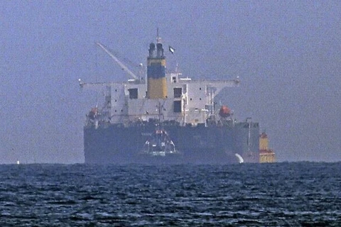 Các tàu lai dắt được neo bên cạnh tàu chở dầu Mercer Street ngoài khơi cảng Fujairah (UAE), ngày 3/8/2021. (Nguồn: timesofisrael.com)