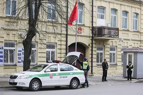 Quang cảnh bên ngoài Đại sứ quán Trung Quốc tại thủ đô Vilnius của Litva. (Ảnh: EPA-EFE/TTXVN)