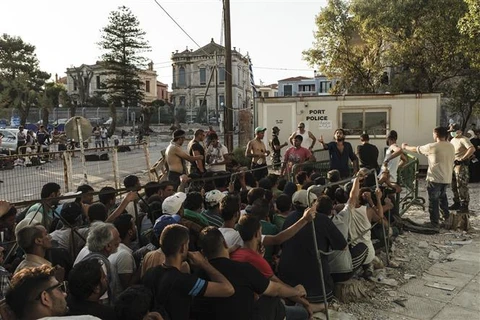 Những người di cư Syria chờ đăng ký thủ tục tại cảng Mytilene, đảo Lesbos (Hy Lạp). (Ảnh: AFP/TTXVN)