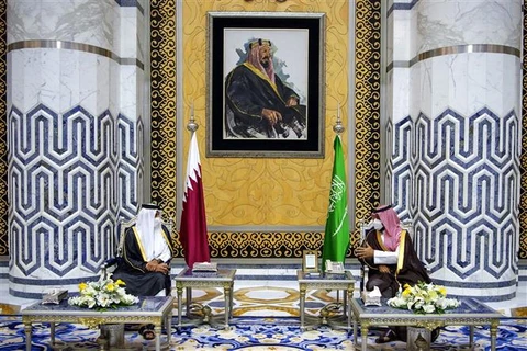Thái tử Saudi Arabia Mohammed bin Salman (phải) và Quốc vương Qatar Sheikh Tamim bin Hamad Al-Thani trong cuộc gặp tại Jeddah (Saudi Arabia), ngày 10/5/2021. (Ảnh: AFP/ TTXVN)