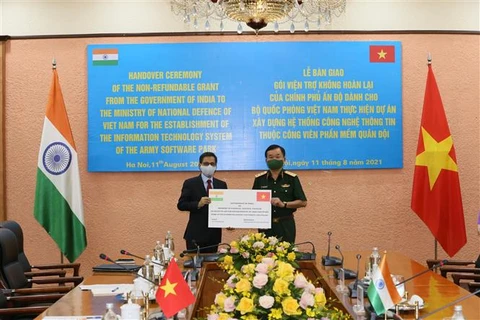 Bộ Quốc phòng tiếp nhận 5 triệu USD do Chính phủ Ấn Độ viện trợ, ngày 11/8/2021. (Ảnh: TTXVN)
