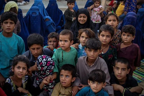 Các gia đình buộc phải rời bỏ nhà cửa do xung đột tại nơi ở tạm ở Kunduz (Afghanistan), ngày 26/6/2021. (Ảnh: AFP/TTXVN)