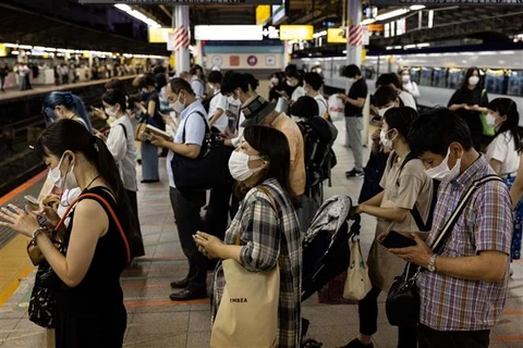 Người dân đeo khẩu trang phòng dịch COVID-19 tại Tokyo (Nhật Bản), ngày 17/7/2021. (Ảnh: AFP/TTXVN)