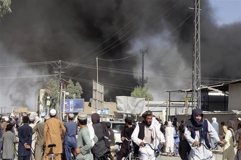 Khói bốc lên trong xung đột giữa các tay súng Taliban và lực lượng an ninh Afghanistan tại thành phố Kandahar, ngày 12/8/2021. (Ảnh: AP/TTXVN)