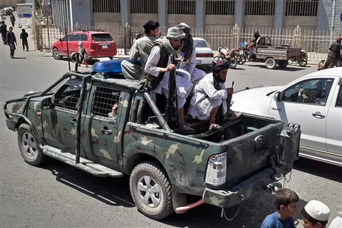 Các tay súng Taliban trên đường phố sau khi chiếm được thành phố Kandahar (Afghanistan), ngày 13/8/2021. (Ảnh: AFP/TTXVN)