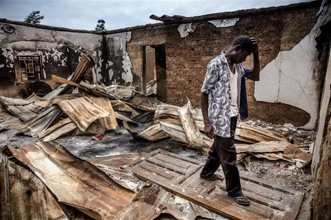 Nhà cửa bị đốt phá trong một vụ tấn công ở bang Kaduna (Nigeria), ngày 14/4/2019. (Ảnh: AFP/TTXVN)