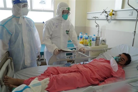 Bệnh nhân Trần Văn An đã ổn định sức khỏe sau 10 ngày được các bác sỹ Bệnh viện Hồi sức COVID-19 điều trị tích cực. (Ảnh: TTXVN)