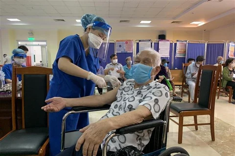 Tiêm vaccine ngừa COVID-19 cho người dân tại Bệnh viện Đà Nẵng, ngày 7/8/2021. (Ảnh: TTXVN)