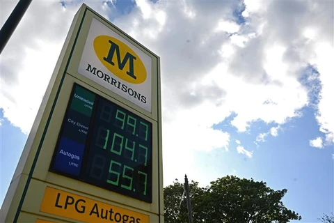 Giá xăng dầu được niêm yết tại trạm xăng ở Manchester (Anh), ngày 11/5/2020. (Ảnh: AFP/TTXVN)