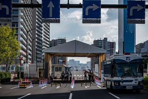 Quang cảnh hồi tháng Bảy tại một lối vào làng Olympic, nơi đã được cải tạo thành làng vận động viên Paralympic ở Tokyo (Nhật Bản). (Ảnh: AFP/TTXVN