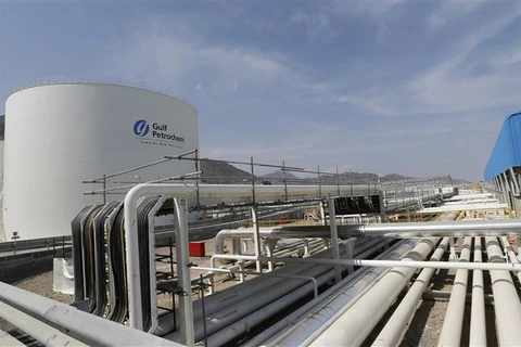 Cơ sở trữ dầu Gulf Petrochem ở vùng bờ biển thuộc Fujeirah, Eo biển Hormuz (Các Tiểu vương quốc Arab Thống nhất). (Ảnh: AFP/TTXVN)
