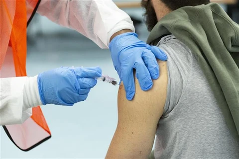 Tiêm vaccine ngừa COVID-19 tại New York (Mỹ). (Ảnh: AFP/TTXVN)