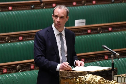 Ngoại trưởng Anh Dominic Raab phát biểu tại một cuộc họp ở thủ đô London. (Ảnh: AFP/TTXVN)