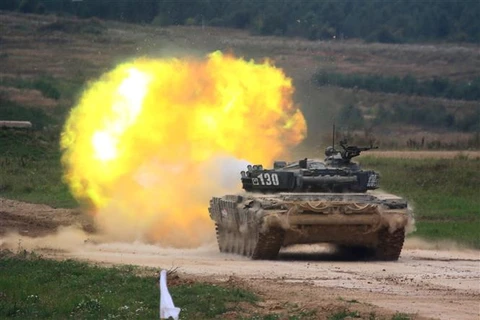 Xe tăng Nga khai hỏa tiêu diệt mục tiêu, tại Army Games 2020. (Ảnh: Trần Hiếu/TTXVN)