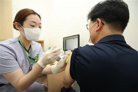 Nhân viên y tế tiêm vaccine ngừa COVID-19 cho người dân tại Seoul (Hàn Quốc), ngày 26/7/2021. (Ảnh: Yonhap/TTXVN)