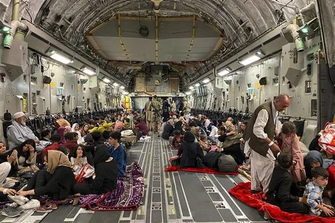 Người dân Afghanistan bên trong một máy bay quân sự Mỹ, chuẩn bị được sơ tán khỏi sân bay quốc tế ở Kabul, ngày 19/8/2021. (Ảnh: AFP/TTXVN)