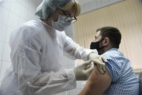 Tiêm vaccine ngừa COVID-19 cho người dân ở Moskva (Nga). (Ảnh: AFP/TTXVN)