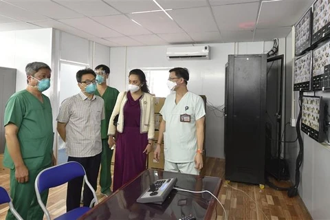 Phó Thủ tướng Vũ Đức Đam thăm Trung tâm hồi sức tích cực của Bệnh viện Việt Đức, Thành phố Hồ Chí Minh. (Ảnh: TTXVN)