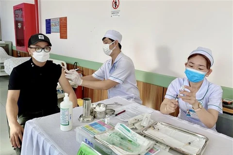 Tiêm vaccine phòng COVID-19 tại Bệnh viện Đa khoa Trung tâm An Giang. (Ảnh: Thanh Sang/TTXVN)