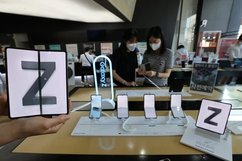 Dòng điện thoại thông minh Galaxy Z mới của Samsung được trưng bày tại một cửa hàng ở Seoul (Hàn Quốc), ngày 17/8/2021. (Nguồn: en.yna.co.kr)