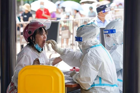 Nhân viên y tế lấy mẫu xét nghiệm COVID-19 cho người dân tại Dương Châu, tỉnh Giang Tô (Trung Quốc), ngày 7/8/2021. (Ảnh: THX/TTXVN)