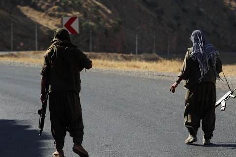 Các thành viên của đảng Công nhân người Kurd (PKK) mang súng trường trên một con đường ở vùng núi Qandil - nơi đóng trụ sở của PKK ở miền bắc Iraq, ngày 22/6/2018. (Nguồn: al-monitor.com)