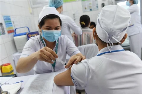 Tiêm vaccine cho nhân viên y tế tại Bệnh viện Bệnh Nhiệt đới Thành phố Hồ Chí Minh, hồi tháng 3/2021. (Ảnh: Đinh Hằng/TTXVN)