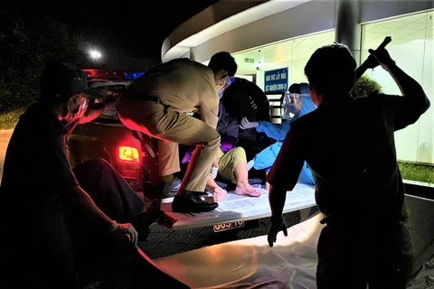 Tổ Cảnh sát giao thông dùng xe đặc chủng đưa cụ Phên đến bệnh viện cấp cứu kịp thời. (Nguồn: cand.com.vn)