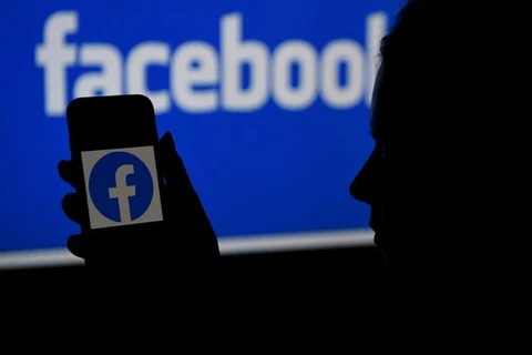 Biểu tượng Facebook trên màn hình smartphone. (Ảnh: AFP/TTXVN)