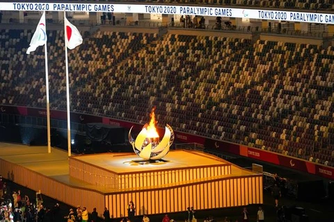 Ngọn đuốc Paralympic được thắp sáng tại Lễ khai mạc Paralympic Tokyo 2020 ở Tokyo (Nhật Bản), ngày 24/8/2021. (Ảnh: THX/TTXVN)