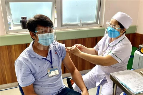 Tiêm vaccine ngừa COVID-19 cho người dân ở tỉnh An Giang. (Ảnh: Thanh Sang/TTXVN)