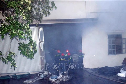 Lực lượng cứu hỏa nỗ lực dập đám cháy tại một khu nhà xưởng ở Khu công nghiệp Hòa Xá (tỉnh Nam Định), hồi tháng 10/2020. (Ảnh: Văn Đạt/TTXVN)