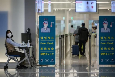 Một điểm kiểm tra y tế tại sân bay Incheon ở Seoul (Hàn Quốc), ngày 29/12/2020. (Ảnh: AFP/TTXVN)
