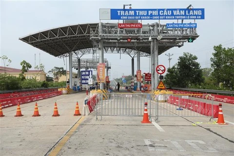 Chốt kiểm soát phòng dịch tại cầu Văn Lang, huyện Ba Vì (Hà Nội). (Ảnh: Minh Quyết/TTXVN)