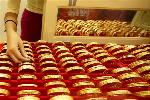 Trang sức vàng được bày bán tại tiệm kim hoàn ở Yangon (Myanmar). (Ảnh: THX/TTXVN)
