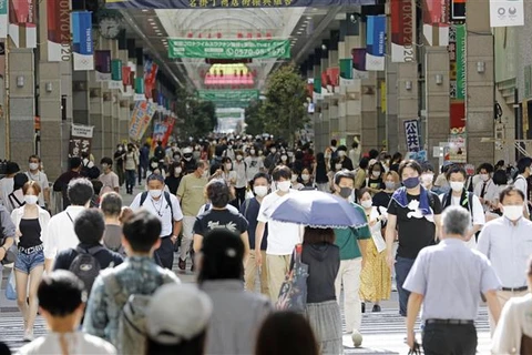 Người dân đeo khẩu trang phòng dịch COVID-19 trên đường phố ở Sendai, miền Đông Bắc Nhật Bản ngày 25/8/2021. (Ảnh: Kyodo/TTXVN)