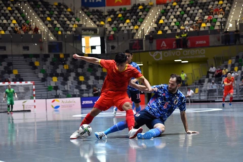 Các cầu thủ Futsal Việt Nam (áo đỏ) chỉ để thua đội tuyển Nhật Bản với tỷ số sát nút 0-1, trong trận đấu ở giải tứ hùng tại Tây Ban Nha, tối 28/8/2021. (Nguồn: VFF)