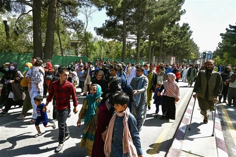 Người dân đổ về sân bay Kabul để được sơ tán khỏi Afghanistan, ngày 16/8/2021. (Ảnh: AFP/TTXVN)