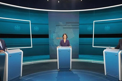Các ứng cử viên thủ tướng Đức Armin Laschet, Annalena Baerbock và Olaf Scholz (theo thứ tự từ trái sang) tại cuộc tranh luận trực tiếp đầu tiên trên truyền hình ở Berlin, ngày 29/8/2021. (Ảnh: AFP/TTXVN)