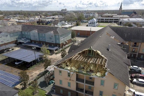 Nhà cửa bị hư hại sau bão Ida tại bang Louisiana (Mỹ), ngày 30/8/2021. (Ảnh: THX/TTXVN)